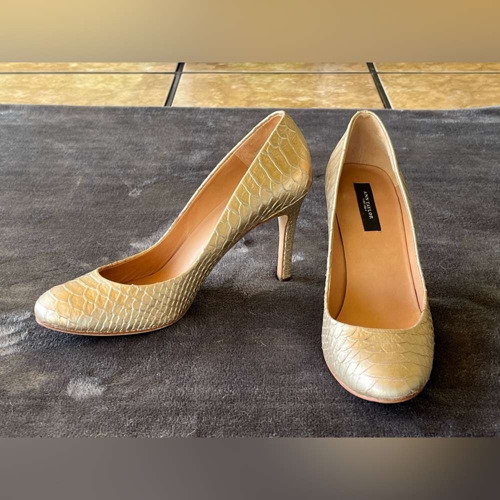 Ann Taylor matte gold pumps w/ snakeskin textured pattern. Round toe. Sz 7.5